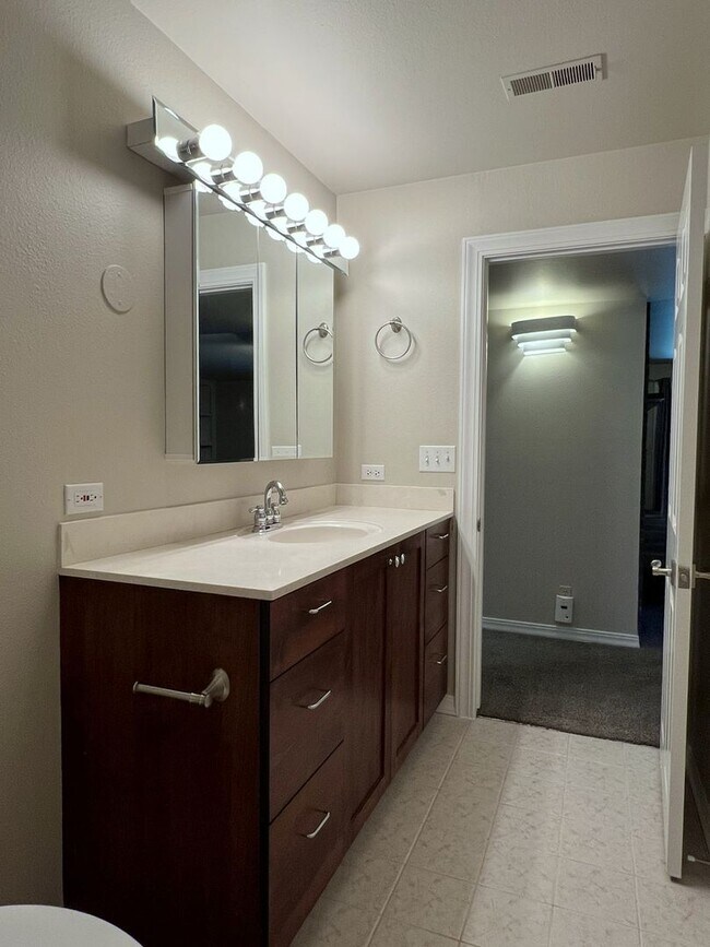 Building Photo - Move-In Special, $200 Off 1st Months Rent!...
