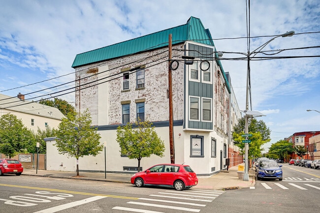 Building Photo - 154 1st St