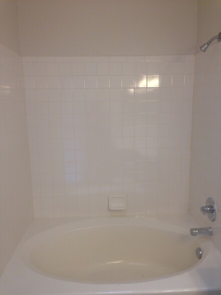 Master Bath - Oversize tub and shower - 2840 W Centennial Dr