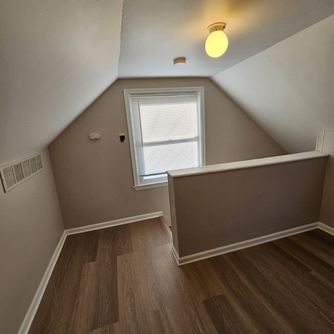 Building Photo - 3 Bedroom Bungalow w/ Updated Kitchen and Stainless-Steel Appliances. Spacious Living Room w/ Cei...