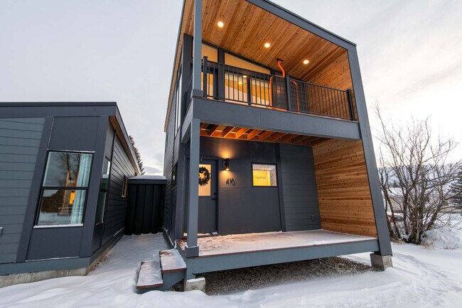 Building Photo - 27 4th St E