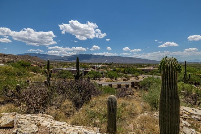 Building Photo - "Spacious Tucson Retreat with Granite Elegance and Cozy Fireplace – 4 Bed, 3.5 Bath Gem!"