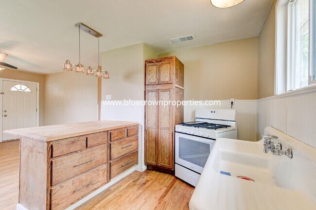 Building Photo - 1300 Bennett Dr