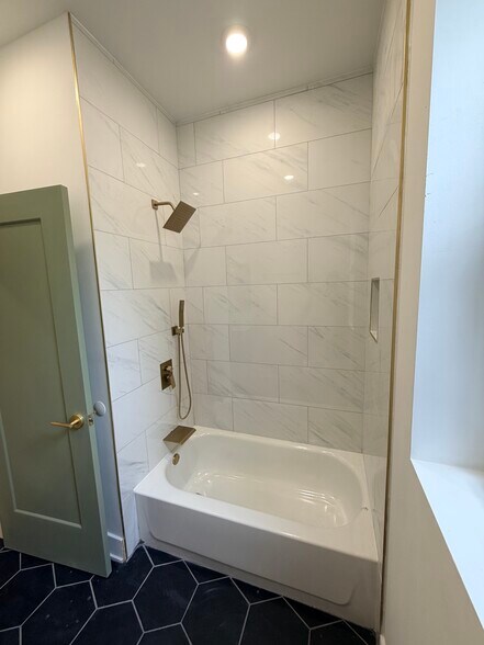 Building Photo - 1325 Kerbaugh St