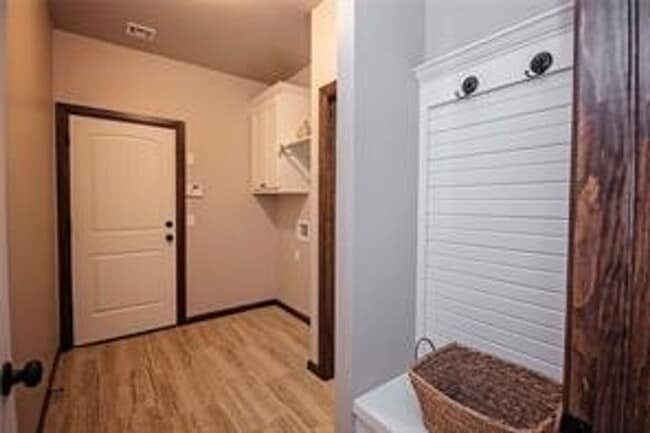 Building Photo - 3 Bed | 2 Bath | 2 Car Garage - Bungalow S...
