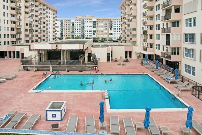 Building Photo - 1147 Hillsboro Mile