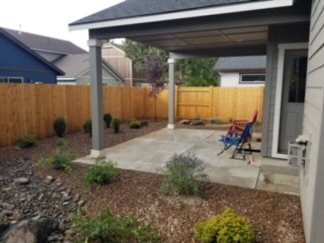 Building Photo - Stunning newer home in NE Bend neighborhood!