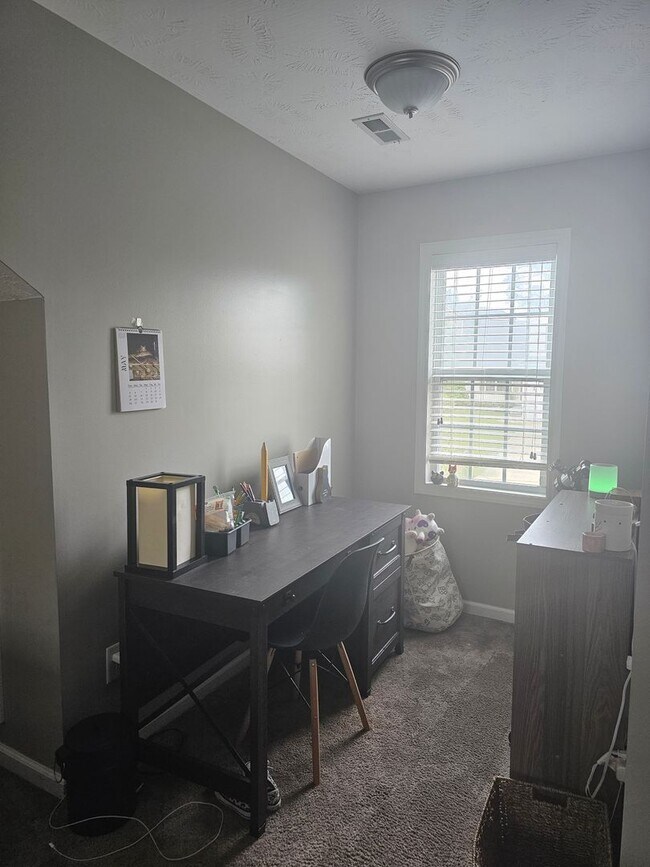 Building Photo - Two-Story Home Located in Lexington Planta...