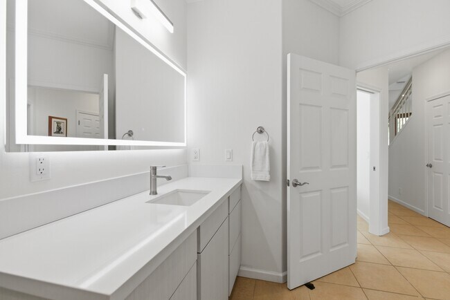 Building Photo - 357 Kualono Pl