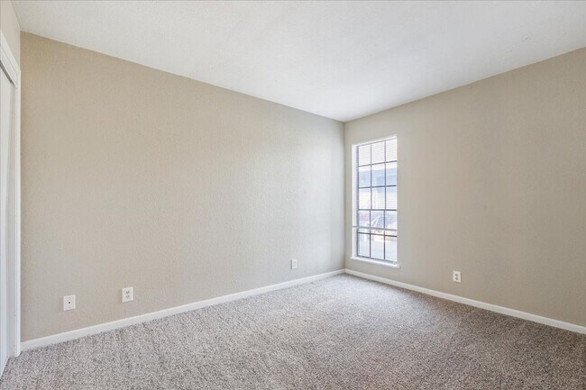 Building Photo - Hunterwood Apartments | 2-Bedroom / 1-Bath...