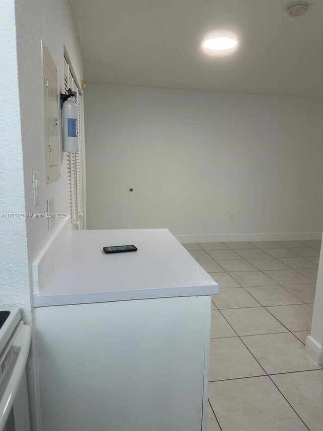 Building Photo - 8870 Fontainebleau Blvd