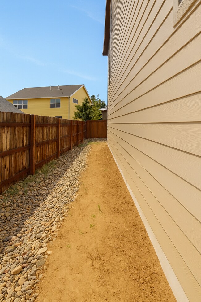 Building Photo - Your Bend Retreat: Spacious End Unit Townhouse with Pilot Butte Views