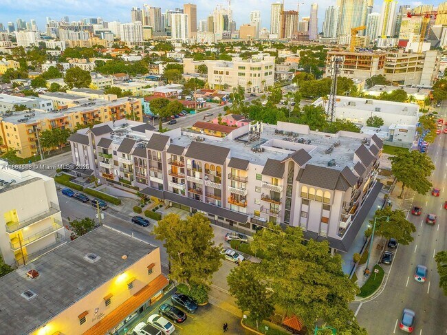 Building Photo - 777 SW 9th Ave