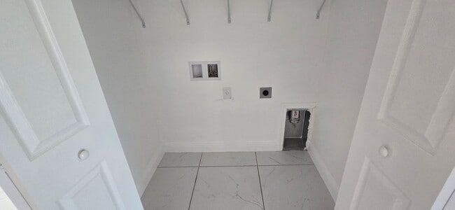 Building Photo - Newer Three Bedroom, 2 Bath, 1 Car garage-...