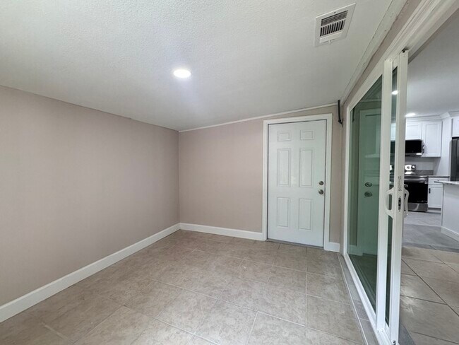 Building Photo - Fully Renovated Palm Harbor Home