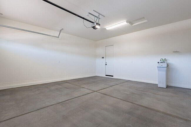 Building Photo - 5 BEDROOM 4 BATH SINGLE FAMILY HOME