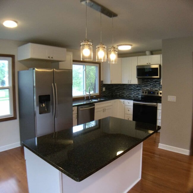 Building Photo - 201 W Oak St