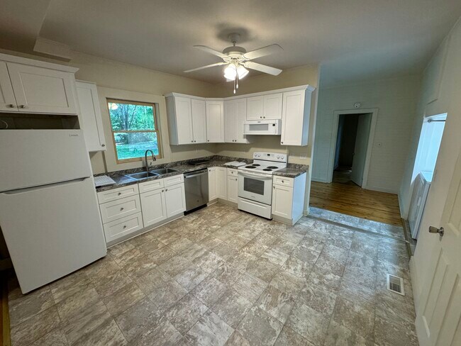Building Photo - 285 Sycamore Dr