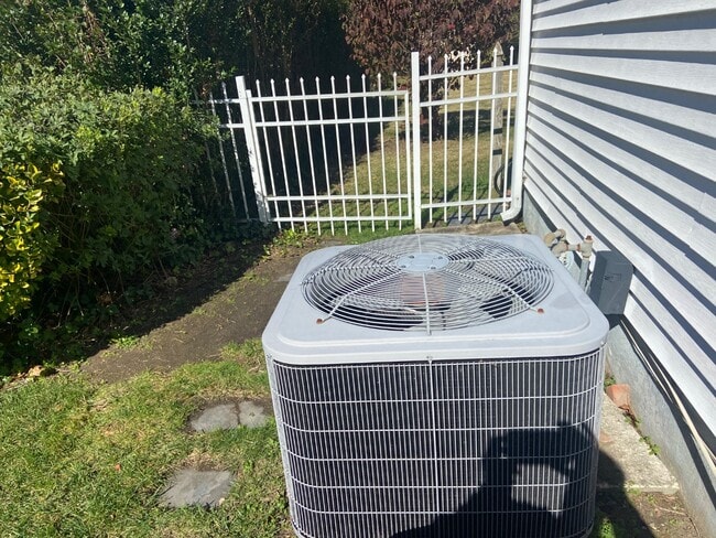 Building Photo - 253 Holly Ave