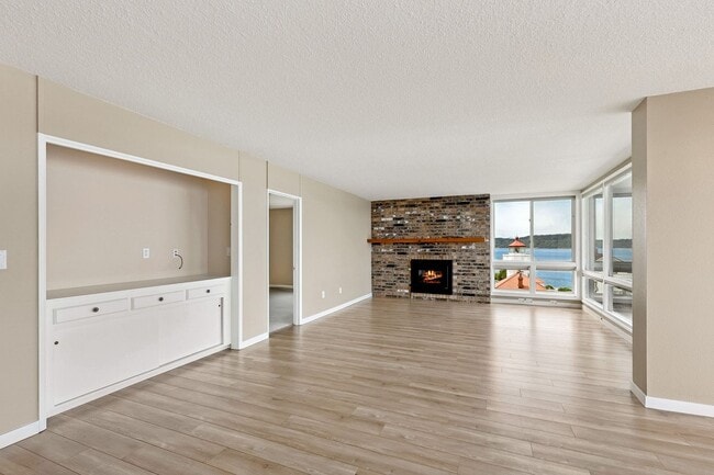 Building Photo - 2 Bedroom 2 Bath Top Floor Corner Unit  wi...