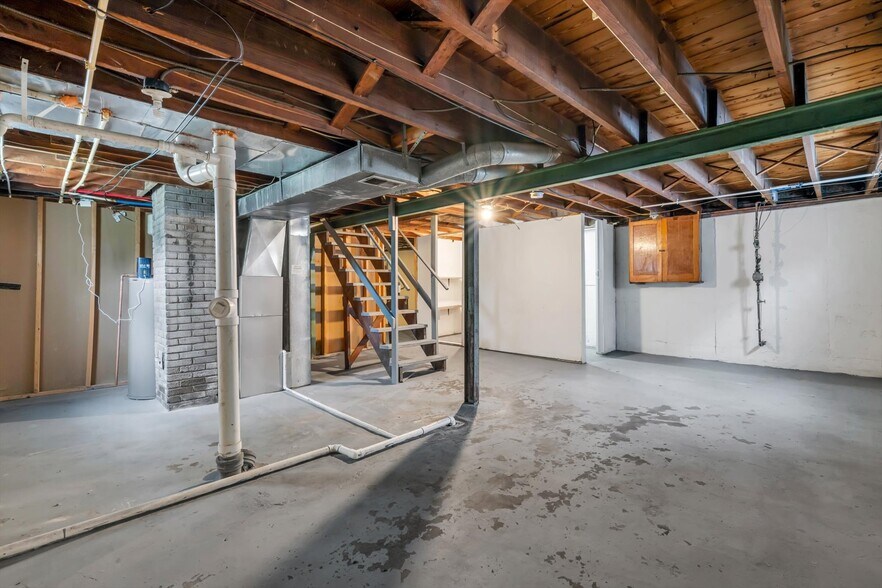 Building Photo - 7120 Roslyn Dr
