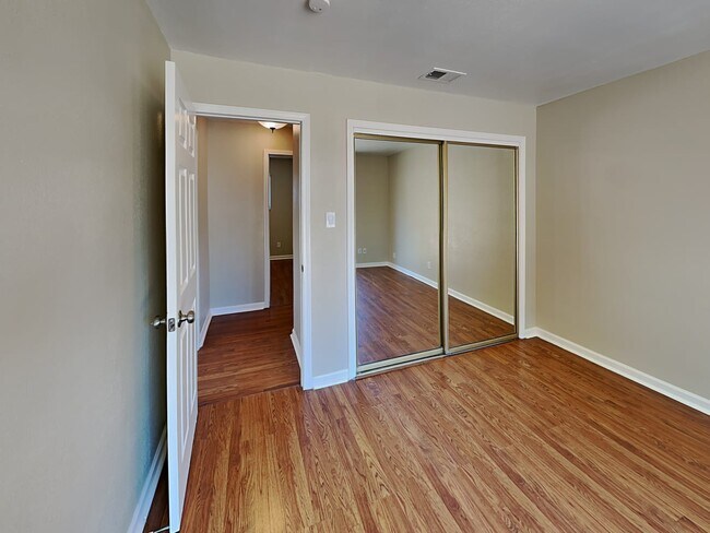 Building Photo - 4525 Brookfield Dr