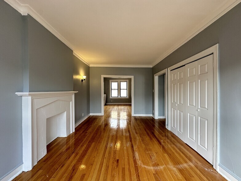 Building Photo - 1323 W Estes Ave