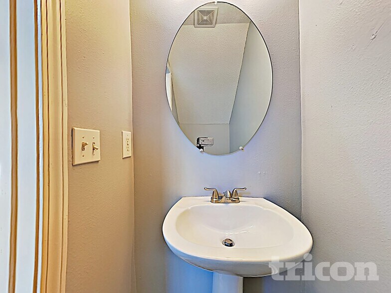 Building Photo - 416 Hillandale Park Dr