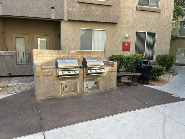Building Photo - 2 BEDROOM / 2 FULL BATHROOMS LOCATES ON JO...