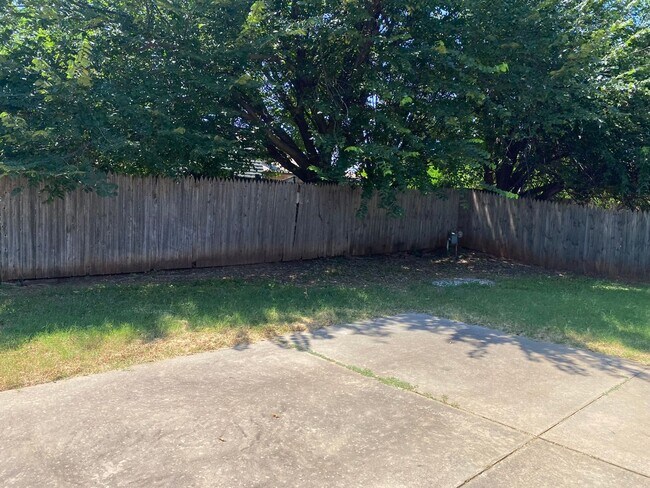 Building Photo - Edmond Schools - Newly Renovated 3 bedroom 2 bath