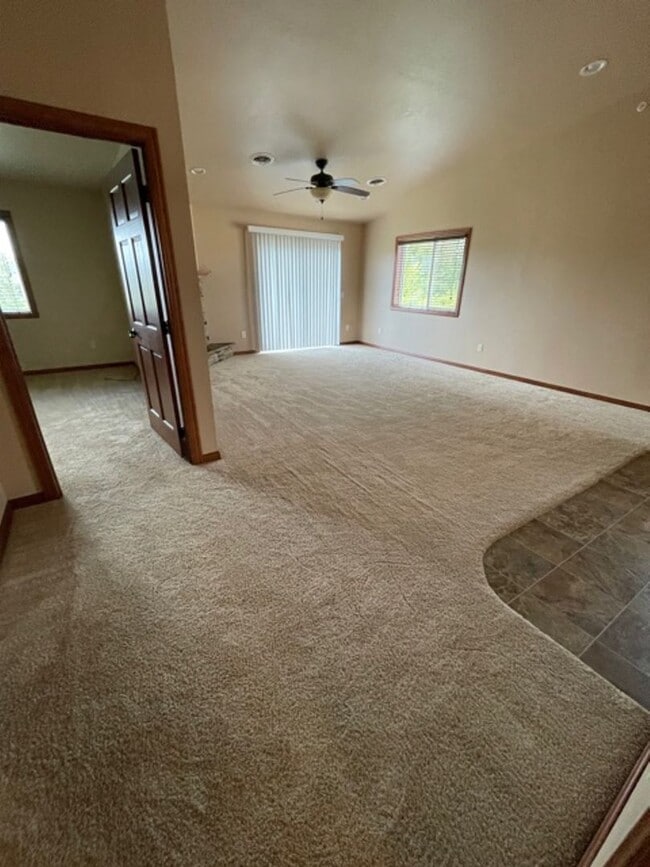 Building Photo - 2 Bedroom, 2 Bathroom Upper Available