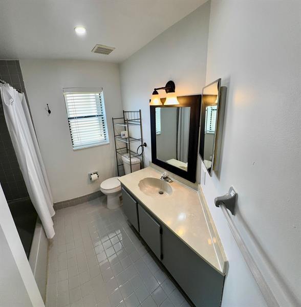 Building Photo - 9657 Riverside Dr