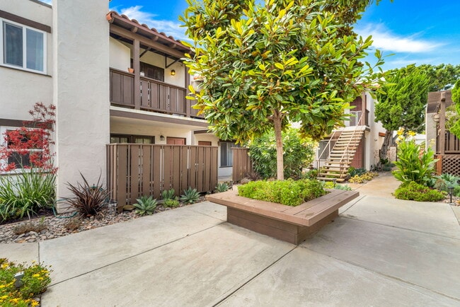 Beautiful landscaped courtyard - 709 Agate St