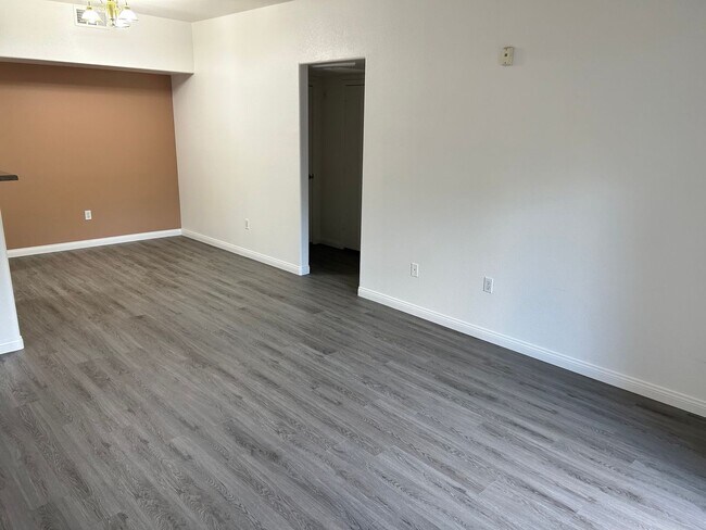 Building Photo - Charming 1 bedroom Condo with full size Ga...