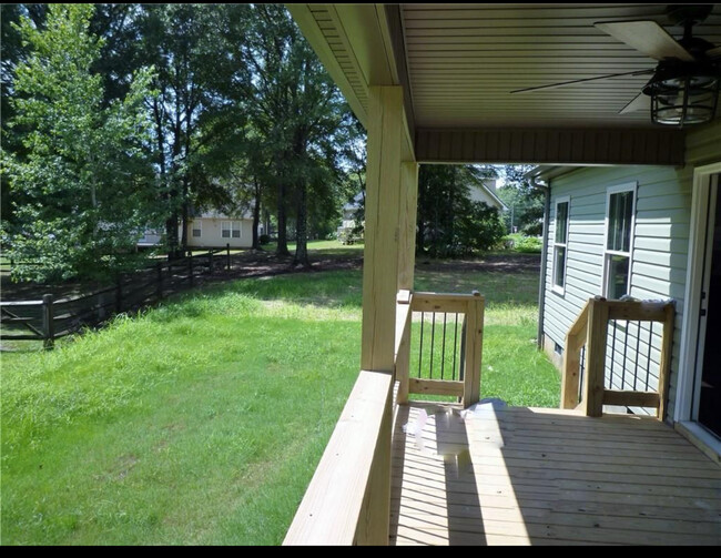 Building Photo - 100 Amberwood Dr