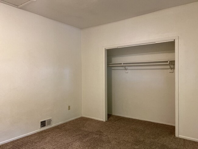 Building Photo - STUDENTS WELCOME! 3 Bedroom/ 1 Bathroom Home One Block from CSU