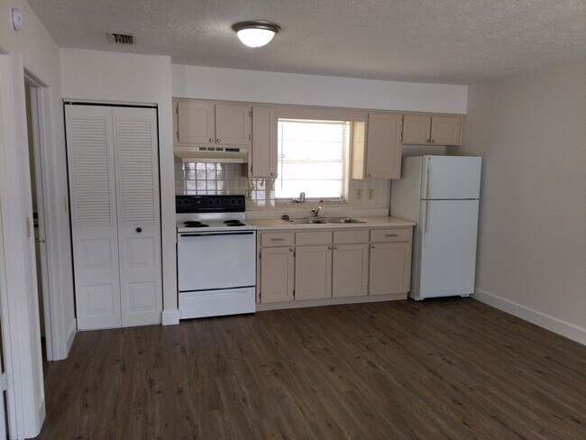 Building Photo - 1 bedroom, 1 bathroom Apartment - washer & dryer in unit! Clinton Avenue Dade City