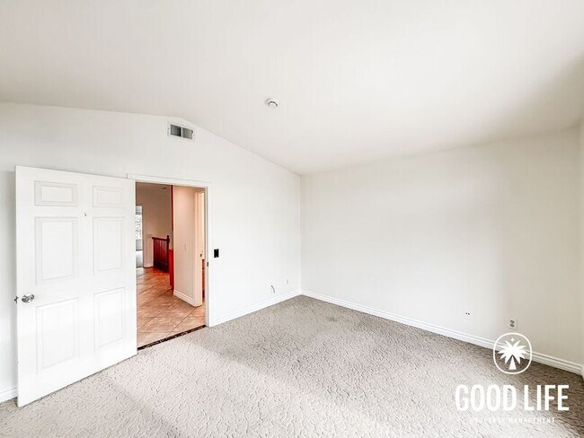 Building Photo - 709 S Hidden Creek Cir