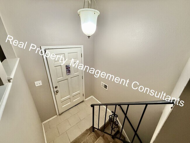 Building Photo - $600 Rent Credit on 3 Bedroom Split-Level ...