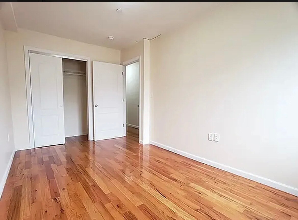 Building Photo - 17 Covert St