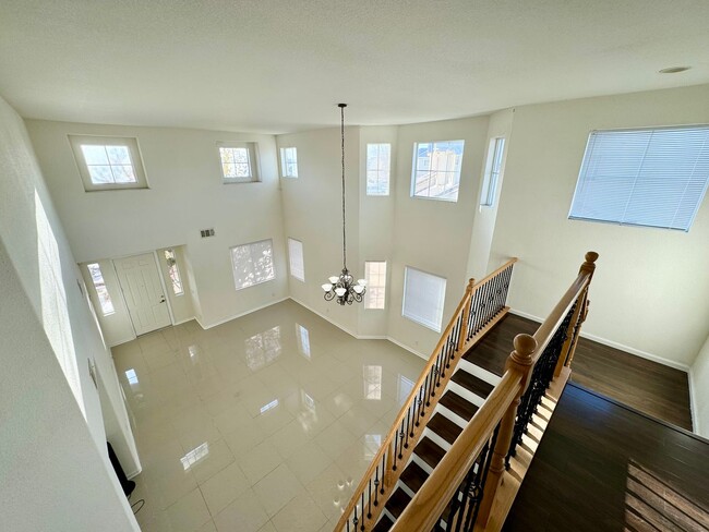 Building Photo - Gorgeous 5 bedroom home with 2 master bedr...