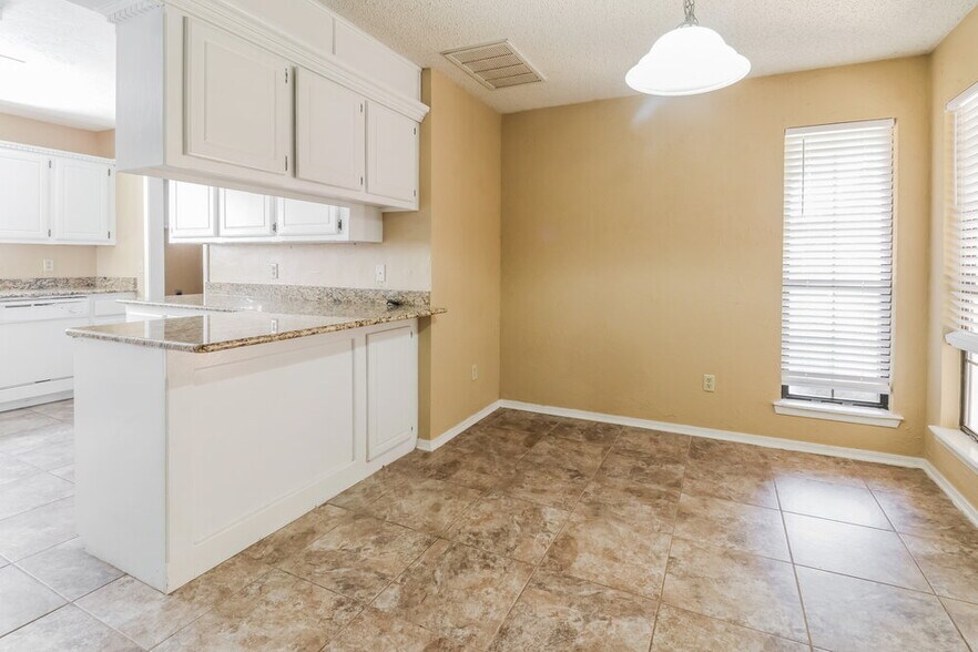 Building Photo - 11040 N Eagle Ln