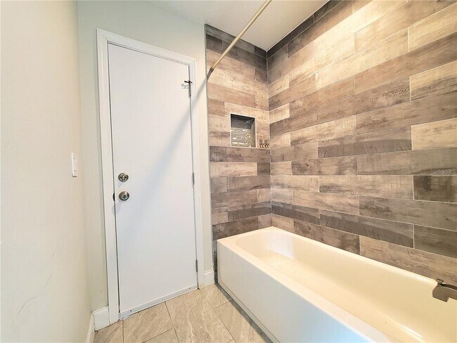 Building Photo - 6522 Hidden Beach Cir