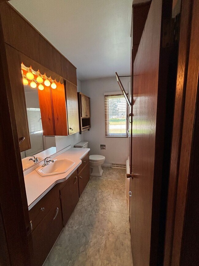 Building Photo - 2543 Edgemont Ave