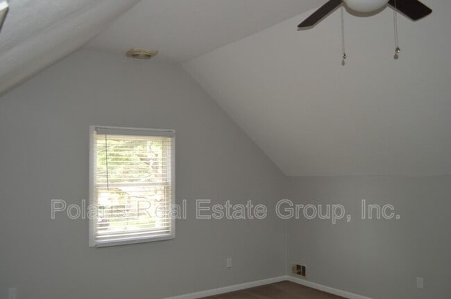 Building Photo - 6057 Rosslyn Ave