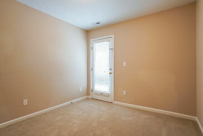 Building Photo - 2000 Persimmon Ridge Dr