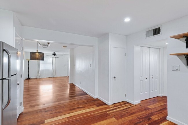 Building Photo - 3-2