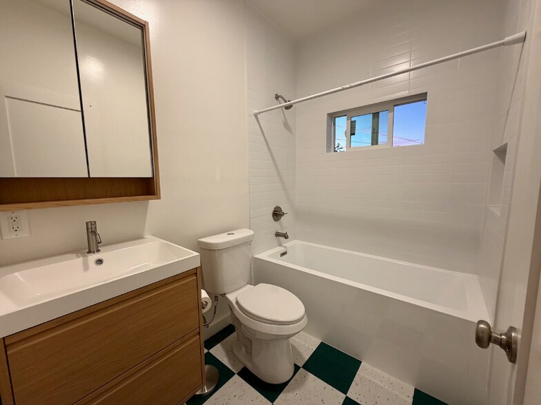 Building Photo - 1086 W Kensington Rd