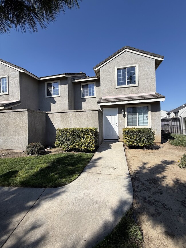 Building Photo - 204 W Walnut Ave