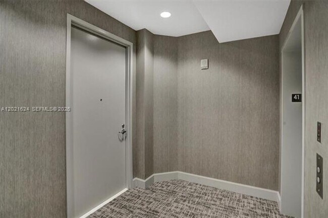 Building Photo - 20000 E Country Club Dr